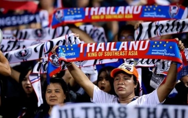 CĐV Thái Lan đồng loạt réo tên ĐT Việt Nam sau khi thắng Lào 5-0