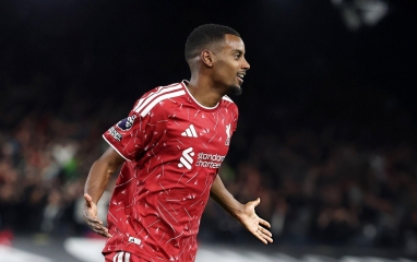 Isak lập cú đúp, Liverpool có chiến thắng đầu tiên tại Premier League