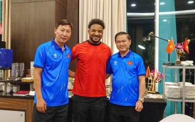 Xuân Son đã về nước, tiếp tục điều trị chấn thương