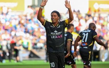 Ronaldinho bất ngờ ký hợp đồng với đội bóng Italia ở tuổi 46