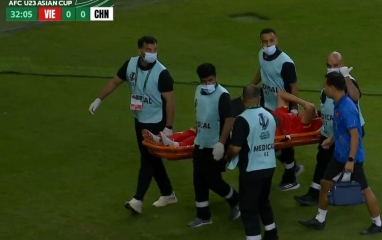 Hiểu Minh nhập viện cấp cứu ngay giữa trận đấu với U23 Trung Quốc