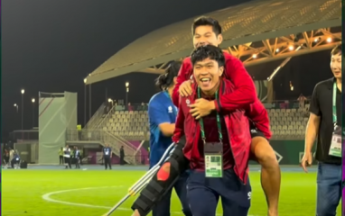 Sốt: Hình ảnh Lý Đức cõng Hiểu Minh xuống sân ăn mừng U23 Việt Nam đả bại Hàn Quốc