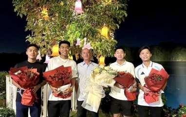 4 cầu thủ U23 Việt Nam tri ân cựu HLV HAGL ngay sau khi về nước