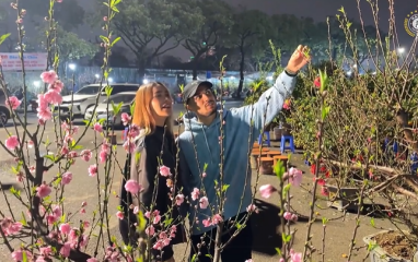 Đỗ Hoàng Hên sắm đào, quất, lên kế hoạch ăn Tết chuẩn Việt Nam