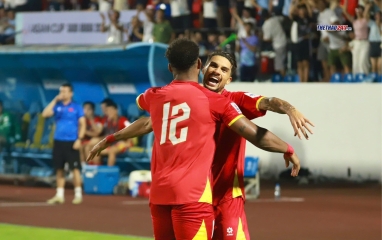 'Cặp bài trùng' Son - Hên ôm nhau thắm thiết ở trận Việt Nam đại thắng Malaysia