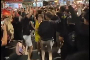 Hình ảnh CĐV Malaysia ăn mừng chiến thắng cùng CĐV Việt Nam gây sốt