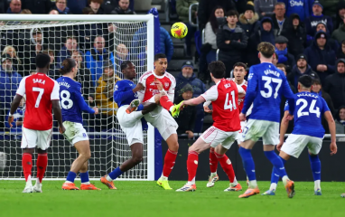 VAR lại gây bão: Arsenal có thực sự đang được ưu ái?