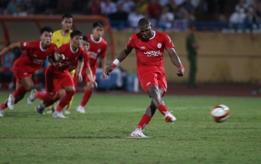 Sự cố khó tin ở V-League: CLB mất siêu tiền đạo vì phiên dịch