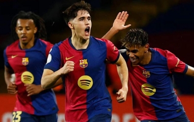 Chàng sinh viên của Barca: Sáng đi học, tối đá Champions League
