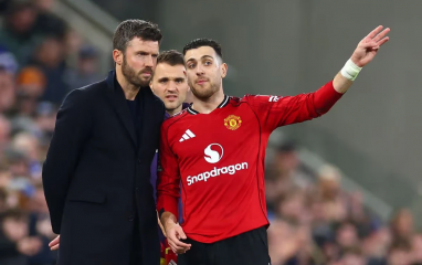 Tin chuyển nhượng 2/4: MU nhắm tiền đạo khét tiếng, đón hậu vệ Barca về Old Trafford