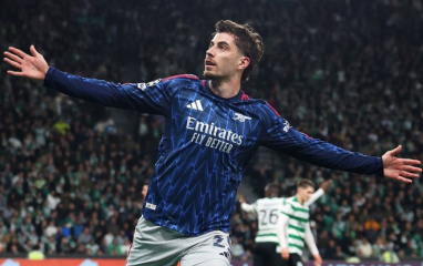 Arsenal thắng nghẹt thở, một nửa Premier League ăn mừng