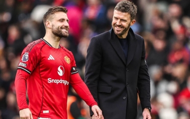 Chia tay Luke Shaw, Carrick chốt xong 'trò cưng' Mourinho về MU