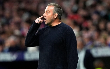 HLV Hansi Flick: 'Đó là penalty và thẻ đỏ, VAR để làm gì?'