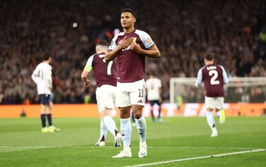 Watkins cán mốc 100 bàn, Aston Villa dễ dàng vào bán kết Europa League
