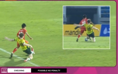 Trọng tài gây sốc khi từ chối penalty của tuyển Việt Nam trước Úc