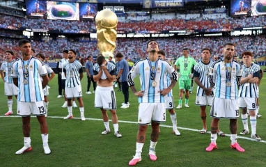 Argentina gây tranh cãi với hành động 'thiếu đẳng cấp' khi Tây Ban Nha nâng cúp