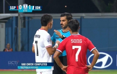 VAR gây tranh cãi dữ dội khi Indonesia bị Singapore loại ở AFF Cup