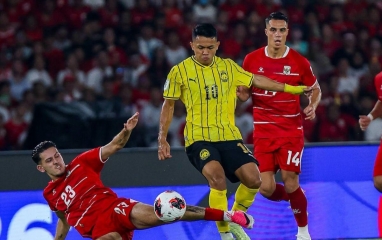 CĐV Indonesia đồng loạt gọi tên ĐT Việt Nam khi hòa may mắn Malaysia