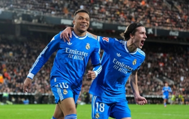 Kylian Mbappe bị bóc mẽ có hành động khiếm nhã với trọng tài