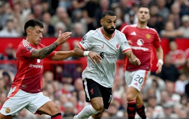 Liverpool đảo chiều lịch sử tại Old Trafford, thách thức Manchester United trong cuộc đua cuối mùa