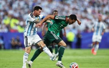 Messi ghi bàn nhưng gây tranh cãi vì pha đạp vào hậu vệ Algeria