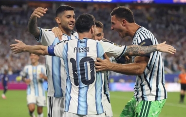 Ngôi sao Argentina 'tính sổ' huyền thoại MU sau trận thắng tuyển Anh