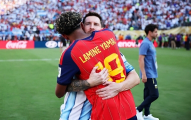 Yamal ôm Messi sau chung kết: Cái kết đẹp cho cuộc gặp định mệnh