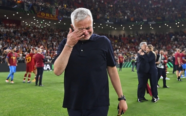 Jose Mourinho bật khóc