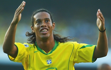 Ronaldinho tái xuất thi đấu tại Anh