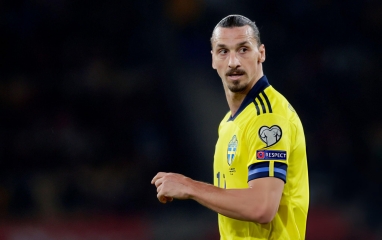 Zlatan Ibrahimovic dọa đá gãy chân đồng đội