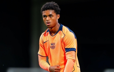 Barcelona ký hợp đồng với Kluivert