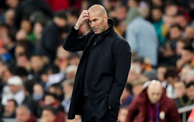 CHÍNH THỨC: Đội cũ của HLV Zidane nhận án phạt nặng từ FIFA