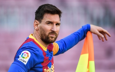 Messi giúp đội bóng mới bám sát Barca