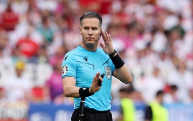 Trọng tài dừng trận đấu để nghe điện thoại