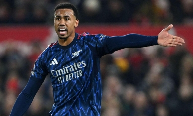 CĐV phẫn nộ khi cầu thủ Arsenal thoát thẻ đỏ