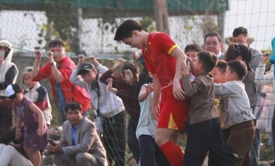 Đình Bắc tỏa sáng với 4 bàn, ủng hộ 60 triệu cho bà con khó khăn