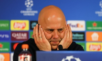 HLV Arne Slot bức xúc với VAR sau thất bại của Liverpool