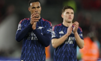 Sảy chân trước Brentford, Arsenal để Man City phả hơi nóng trong cuộc đua vô địch