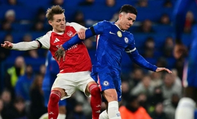 Thắng nghẹt thở Chelsea, Arsenal đặt 1 chân vào chung kết Cúp Liên đoàn