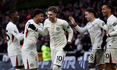 Cole Palmer lập hat-trick, Chelsea tiếp tục bám sát MU trên BXH