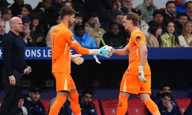 Thủ môn Tottenham 'muối mặt ' rời sân sau 15 phút vì bắt quá tệ