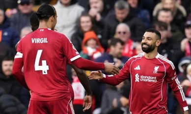 Salah rực sáng, Liverpool áp sát MU trên bảng xếp hạng