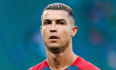Ronaldo chỉ mất 40 giây để 'hóa giải' án phạt của Bồ Đào Nha