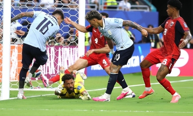 Uruguay ném bay chiến thắng, Cape Verde làm rung chuyển World Cup