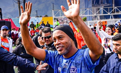 CHÍNH THỨC: Ronaldinho trở lại thi đấu chuyên nghiệp sau hơn 1 thập kỷ