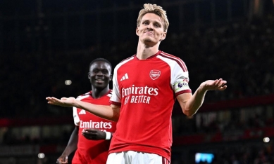 Arsenal nghiền nát Coventry, nhà vô địch gửi lời cảnh báo cực gắt