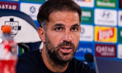 HLV Fabregas: 'Xin lỗi vì tôi bảo Como ngừng chạy khi dẫn MU 4 bàn'