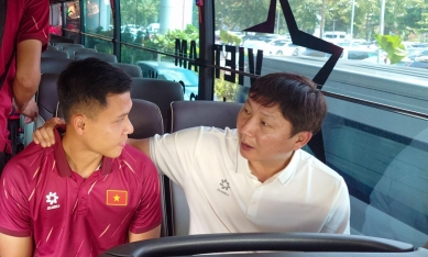 NÓNG: HLV Kim Sang Sik gạch tên trung vệ ĐT Việt Nam ngay khi về nước
