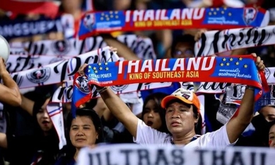 CĐV Thái Lan đồng loạt réo tên ĐT Việt Nam sau khi thắng Lào 5-0