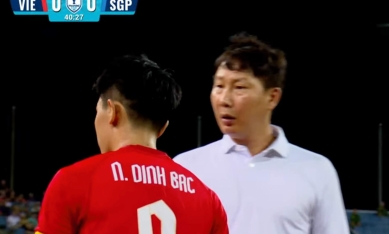 HLV Kim Sang Sik nói thẳng lý do thay Đình Bắc ra cực gắt